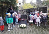 Dzieci z grupy Biedronki uczciły pamięć o zmarłych 