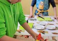 Grupa Cook-Art i Kulinarna klas I-III z NWK piecze wielkanocne babeczki i dzieli się nimi z dziećmi z 0