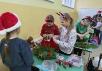 Przygotowania do kiermaszu bożonarodzeniowego w klasie 4b 