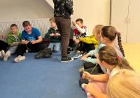 Uczniowie klasy 3a tworzą świąteczne ozdoby na kiermasz bożonarodzeniowy